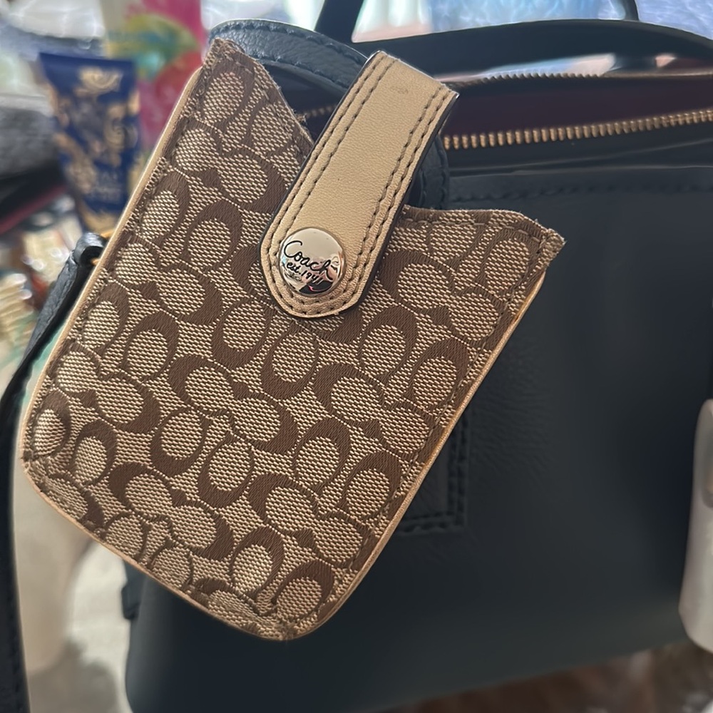 Coach accessories
Magnetic closure
